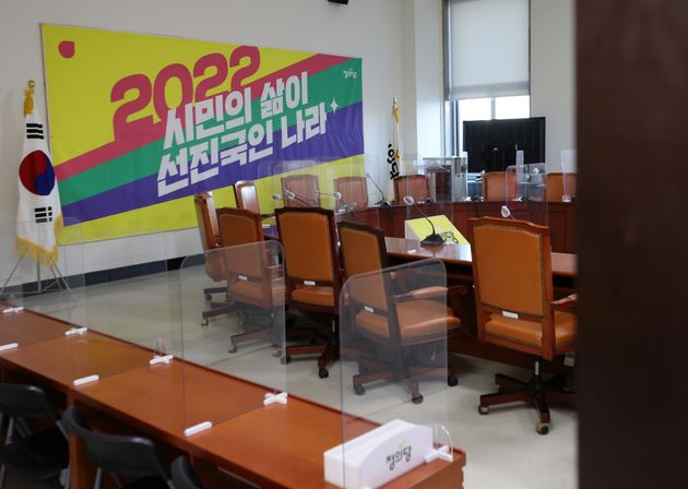 심상정 정의당 대선 후보가 돌연 모든 일정을 중단하겠다고 선언한 가운데 13일 선대위회의가 열리는 국회 정의당 회의실이 비어 있다. 2022.1.13