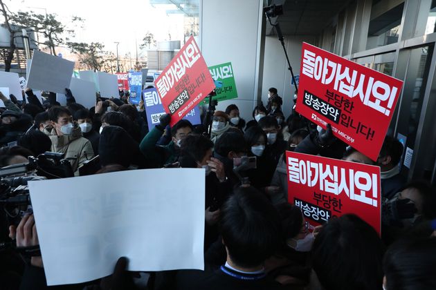 국민의힘 의원들을 막아선 MBC 노조원들. 2022.1.14