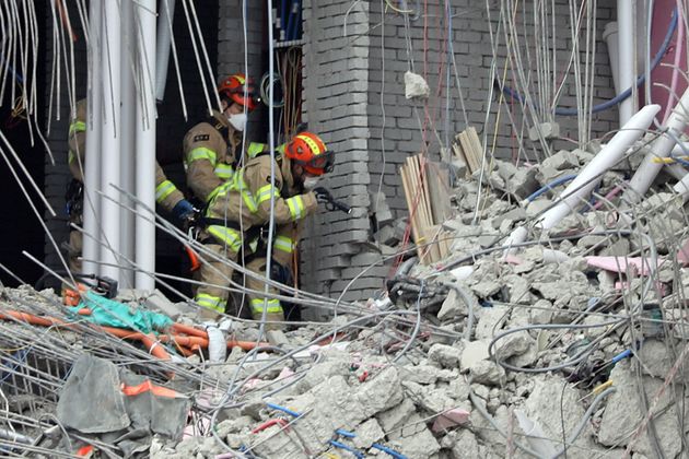 25일 오후 광주 서구 화정동 현대아이파크 아파트현장에서 실종자 수색 및 잔해물 제거 작업을 벌이고 있다.