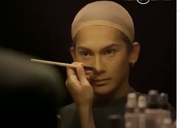 삼성 광고에 등장한 무슬림 드래그 퀸