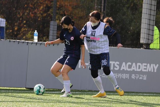 풋살 경기 중인 회원들