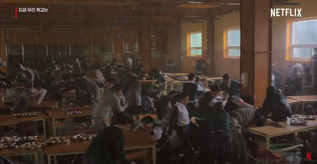 좀비들의 습격으로 엉망이 된 효산고 식당.&nbsp;