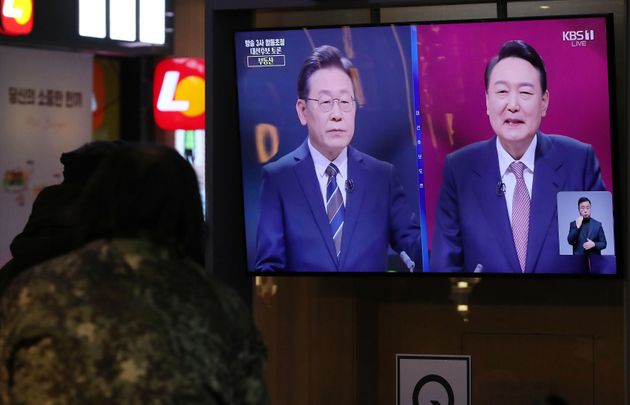 3일 서울역 대합실에서 시민들이 2022대선 4자 대통령후보초청 방송토론을 시청하고 있다.