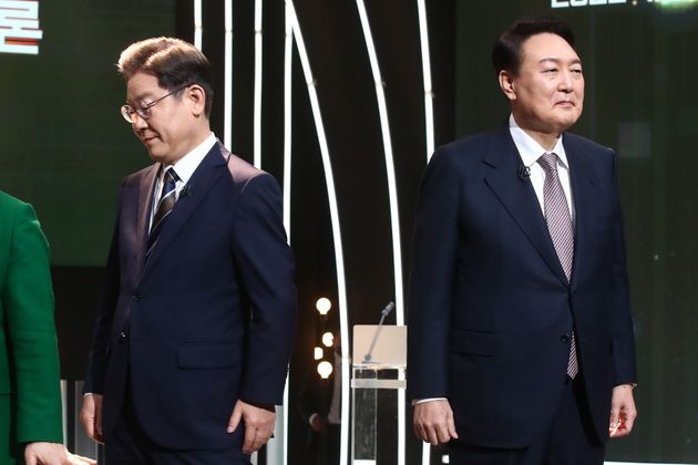 3일 오후 서울 여의도 KBS 공개홀에서 열린 2022 대선후보 토론에서 이재명 더불어민주당 대선 후보가 기념촬영을 마친 뒤 자리로 돌아가고 있다. 오른쪽은 윤석열 국민의힘 대선 후보.