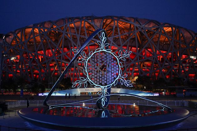 베이징 국립경기장 앞에 전시된 성화대. 성화대는 참가국의 국가명이 적힌 91개 푯말이 모여서 눈꽃 모양이 만들어졌다.
