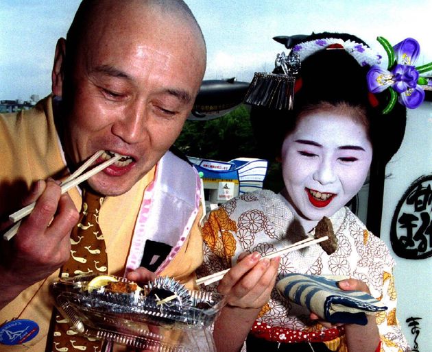 고래고기를 먹고 있는 일본인