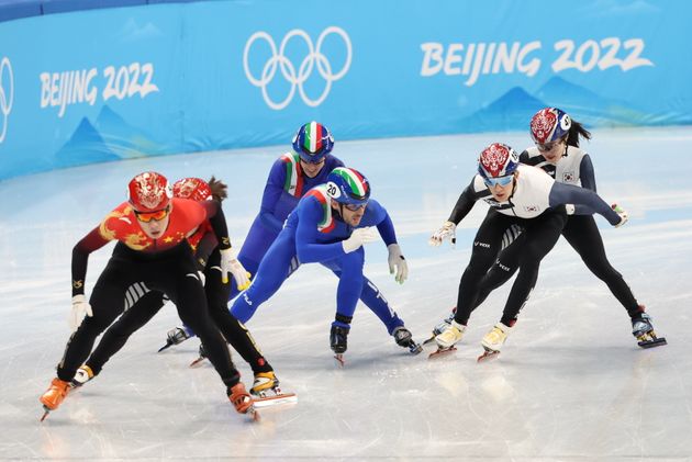 2022 베이징동계올림픽 쇼트트랙 혼성계주 준준결승에서 맞붙은 한국(흰색 상의)과 중국(붉은색 상의). 2022.2.5