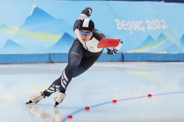 김민석이 8일 오후 중국 베이징 국립 스피드 스케이팅 경기장에서 열린 2022 베이징 동계올림픽 스피드 스케이팅 남자 1500m 경기에서 질주하고 있다.