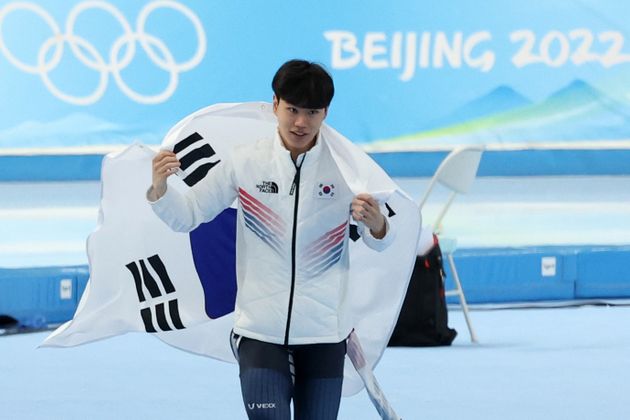 김민석이 8일 오후 중국 베이징 국립 스피드 스케이팅 경기장에서 열린 2022 베이징 동계올림픽 스피드스케이팅 남자 1500m 경기에서 동메달을 차지한 후 태극기를 몸에 두르고 있다. 