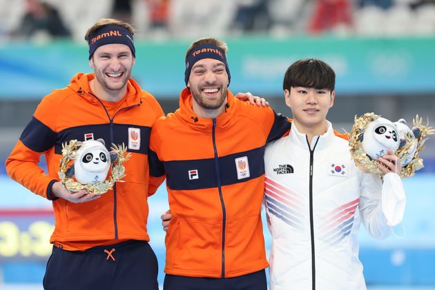 김민석이 8일 오후 중국 베이징 국립 스피드 스케이팅 경기장에서 열린 2022 베이징 동계올림픽 스피드 스케이팅 남자 1500m 경기에서 동메달을 차지한 후 시상대에서 기념촬영을 하고 있다. 