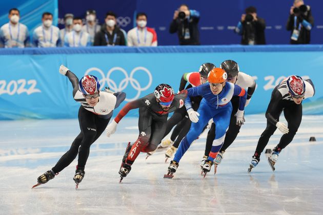 황대헌이 9일 오후 중국 베이징 수도실내체육관에서 열린 2022 베이징 동계올림픽 쇼트트랙 남자 1500m 결승에서 질주하고 있다. 황대헌은 1위로 통과해 금메달을 획득했다.