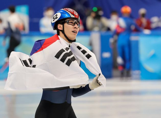 황대헌이 9일 오후 중국 베이징 수도실내체육관에서 열린 2022 베이징 동계올림픽 쇼트트랙 남자 1500m 결승에서 금메달을 확정짓자 태극기를 들고 세리머니를 하고 있다.