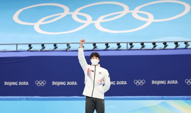 황대헌이 9일 오후 중국 베이징 수도실내체육관에서 열린 2022 베이징 동계올림픽 쇼트트랙 남자 1500m 결승에서 금메달을 확정지은 뒤 시상대에 오르며 주먹을 불끈 쥐고 있다.