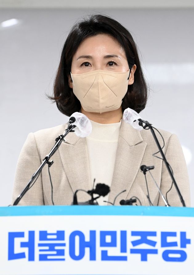 이재명 더불어민주당 대선 후보의 배우자 김혜경 씨가 9일 오후 서울 여의도 더불어민주당 중앙당사에서 과잉의전 논란 관련 사과 기자회견을 하고 있다.