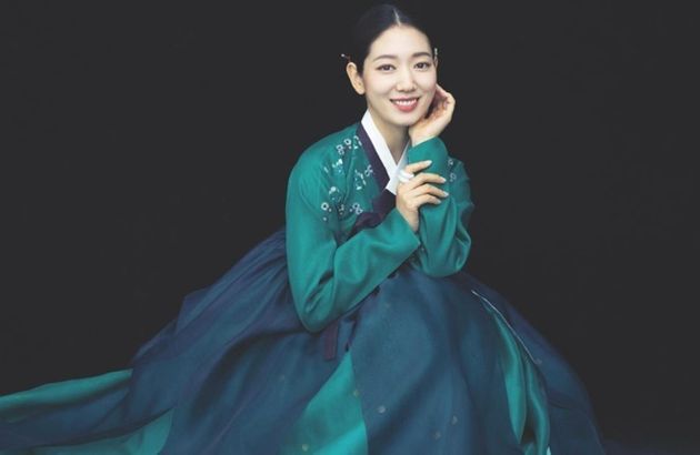 SNS 계정에 한복을 입은 결혼사진을 올린 박신혜.