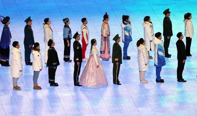 2022 베이징 동계올림픽 개막식에서 한복을 입은 여성이 오성홍기를 든 소수민족 중 하나로 표현돼 논란을 빚었다.