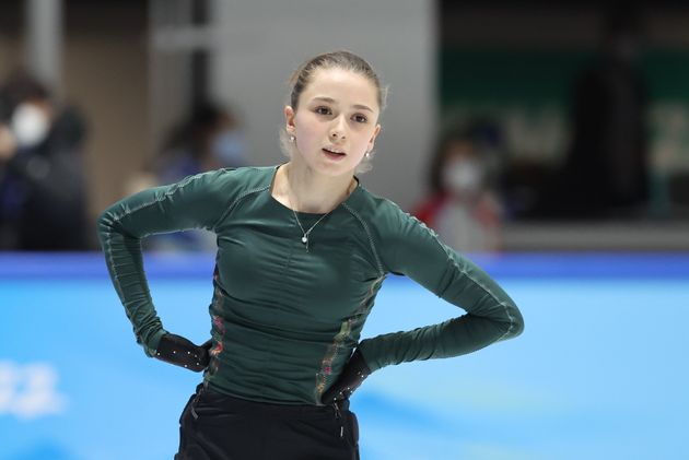 금지 약물을 복용해 논란에 휩싸인 러시아올림픽위원회(ROC)의 카밀라 발리예바가 14일 중국 베이징 피겨트레이닝홀에서 훈련을 하고 있다.