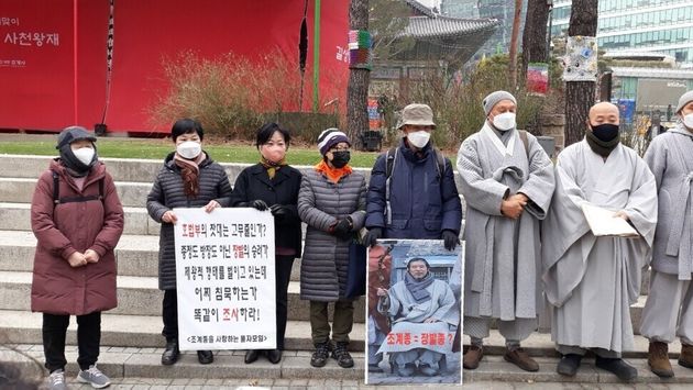 14일 서울 조계사에서 조계종 스님들과 불자들이 자승 스님에 대한 고발장을 총무원 호법부에 접수한 뒤 기자회견을 열고 있다.