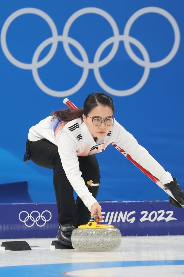 대한민국 컬링 대표팀의 김은정이 14일 중국 베이징 내셔널 아쿠아틱 센터에서 열린 2022 베이징 동계올림픽 컬링 여자 단체전 일본과의 경기에서 스톤을 밀고 있다. 2022.2.14