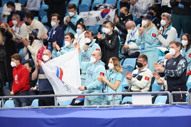 러시아올림픽위원회(ROC) 선수들이 17일 오후 2022 베이징 동계올림픽 피겨 여자 싱글 프리스케이팅 경기가 열린 중국 베이징 수도실내체육관을 찾아 러시아 선수들을 응원하고 있다.