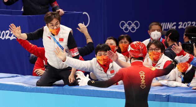 2022 베이징동계올림픽 쇼트트랙 혼성 계주 결승에서 우승을 차지한 중국 쇼트트랙 대표팀의 김선태 감독과 빅토르 안(안현수) 기술코치, 변우옥 장비 전담 코치가 기뻐하고 있다. 2022.2.5