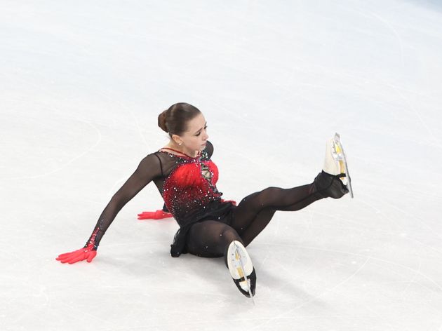 프리스케이팅 중 넘어진 발리예바. 2022.2.17