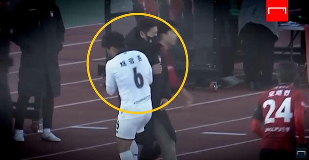 상대팀 선수와 고의 충돌하는 설기현 감독.