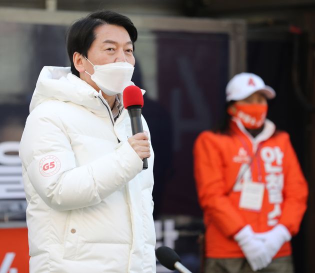 안철수 국민의당 대선 후보가 22일 오전 부산 중구 광복동 패션거리에서 선거유세를 있다. 2022.2.22