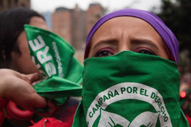 법원의 결정에 눈물을 보이는 콜롬비아 여성