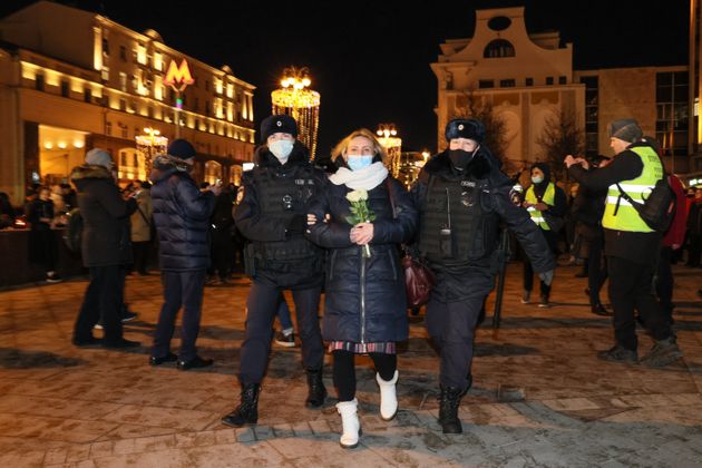 러시아 경찰에 연행되고 있는 시위대