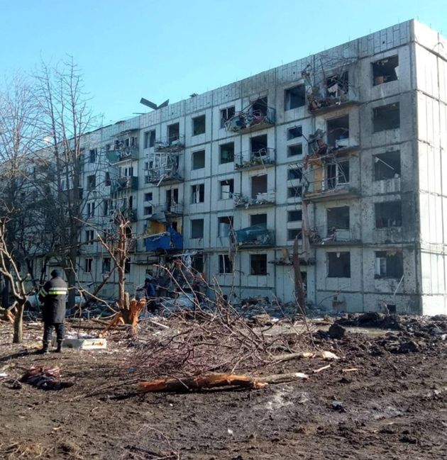 러시아 미사일 공격으로 무너진 우크라이나의 아파트