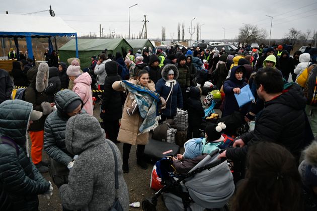 다른 나라로 대피중인 우크라이나 난민들
