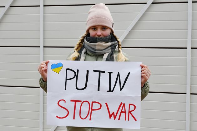한 여성이 '푸틴 전쟁을 멈춰라'라고 시위 중이다