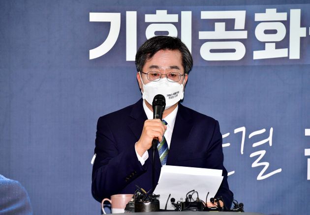 김동연 새로운물결 대선 후보가 2일 서울 영등포구 선거 캠프에서 기자회견을 열고 후보 사퇴 및 이재명 더불어민주당 후보의 지지 의사를 밝히고 있다. 2022.3.2