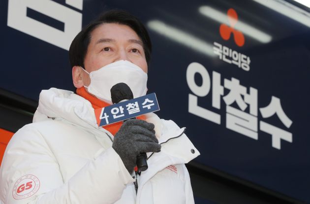 안철수 국민의당 대선 후보가 20일 서울 마포구 홍대 거리에서 열린 유세에서 지지를 호소하고 있다. 2022.2.20