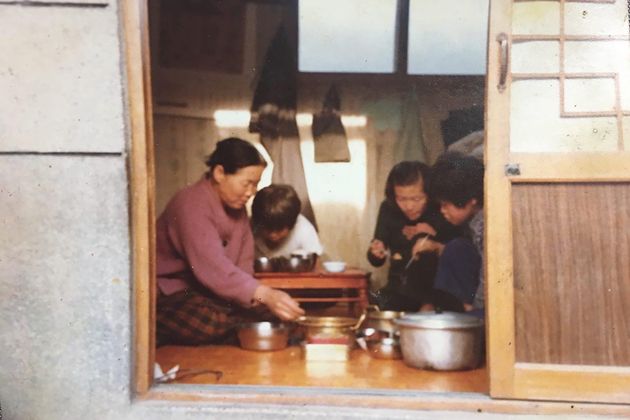 1980년 성남으로 이사오며 가족들과 처음으로 지하방을 탈출했다는 이재명 후보(왼쪽에서 두 번째)