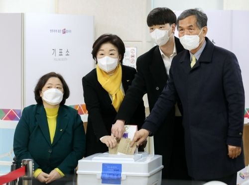 2022년 3월 4일 오전 7시 서울 혜화동에서 '제 20대 대통령 선거' 사전 투표 마친 심상정 후보와 그의 가족.