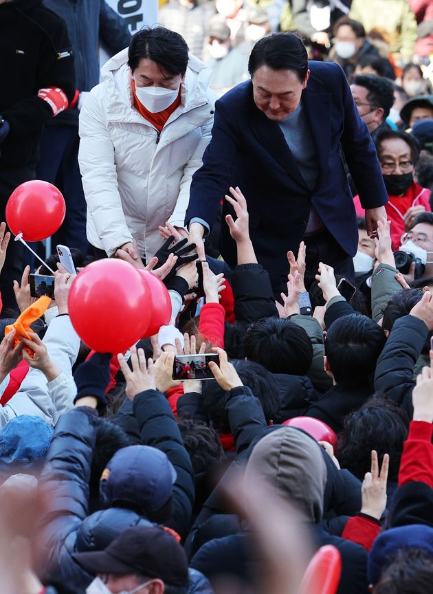 공동유세를 펼치고 있는 윤석열 국민의힘 대선 후보와 안철수 국민의당 대표. 