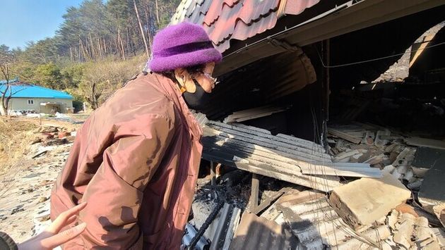 5일 오전 10시40분께 경북 울진군 검성리 마을주민 장옥선(81)씨가 화재로 내려앉은 자신의 집을 바라보고 있다. 박지영 기자