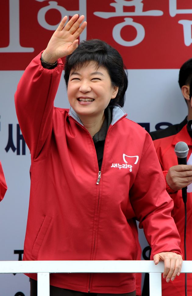 2012년 4·11 총선 당시 선거운동을 지휘하던 박근혜 새누리당 중앙선대위원장의 모습.