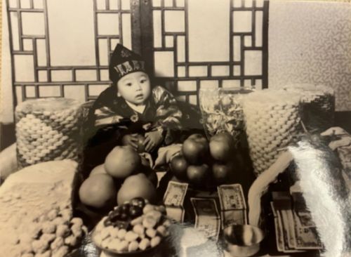 1960년생인 윤석열 당선인의 돌잔치 사진.