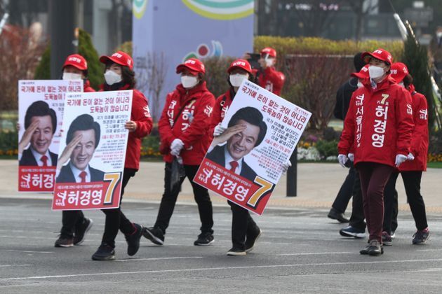 4.7 서울시장 보궐선거 공식 선거운동이 시작된 25일 오전 서울 중구 대한문 앞에서 허경영 국가혁명당 후보 선거운동원들이 지지를 호소하고 있다.