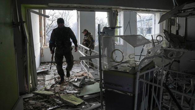 러시아 공격으로 무너진 병원