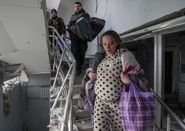 러시아 공격에 대피 중인 우크라이나 임산부
