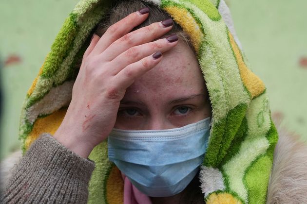 러시아의 공격에 병원에서 대피 중인 여성
