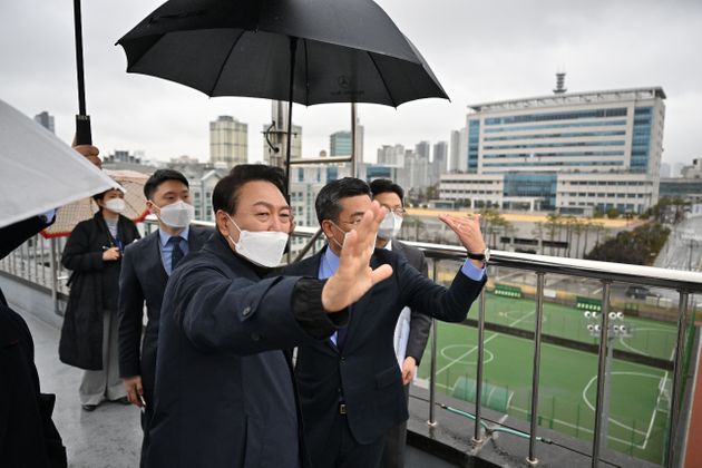 19일 오전 새 대통령 집무실 후보지인 서울 용산구 국방부 청사를 둘러보고 있는 윤석열 당선자.
