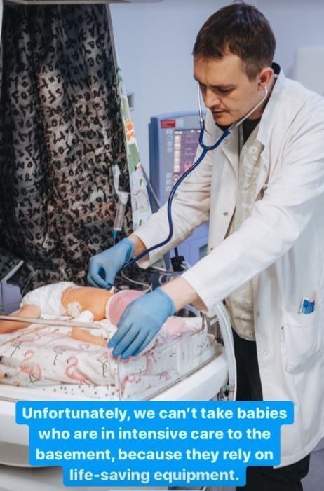 의료 시설 때문에 대피할 수 없는 집중치료실에 있는 아기를 진료하는 우크라이나 의사.
