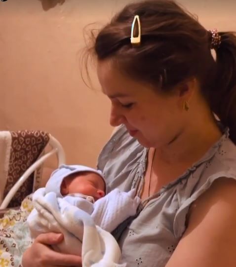러시아가 우크라이나 침공한지 이틀째 태어난 아기와 어머니