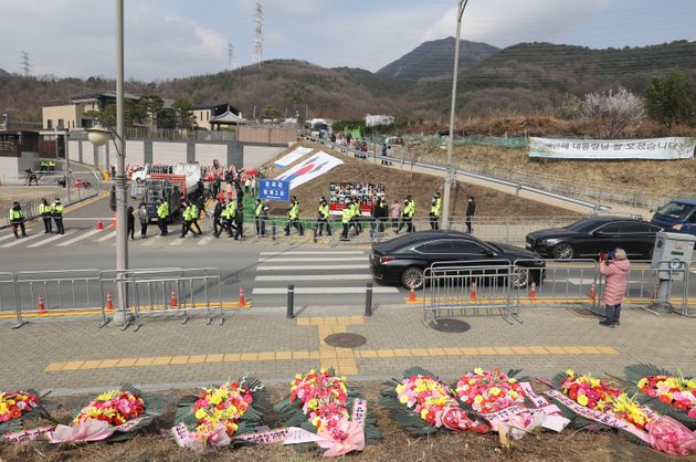 박근혜 전 대통령의 대구 달성군 사저 주변에 화환이 놓여있다. 