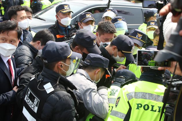 박근혜 전 대통령에게 소주병을 투척한 40대 남성이 경찰에 체포됐다.
